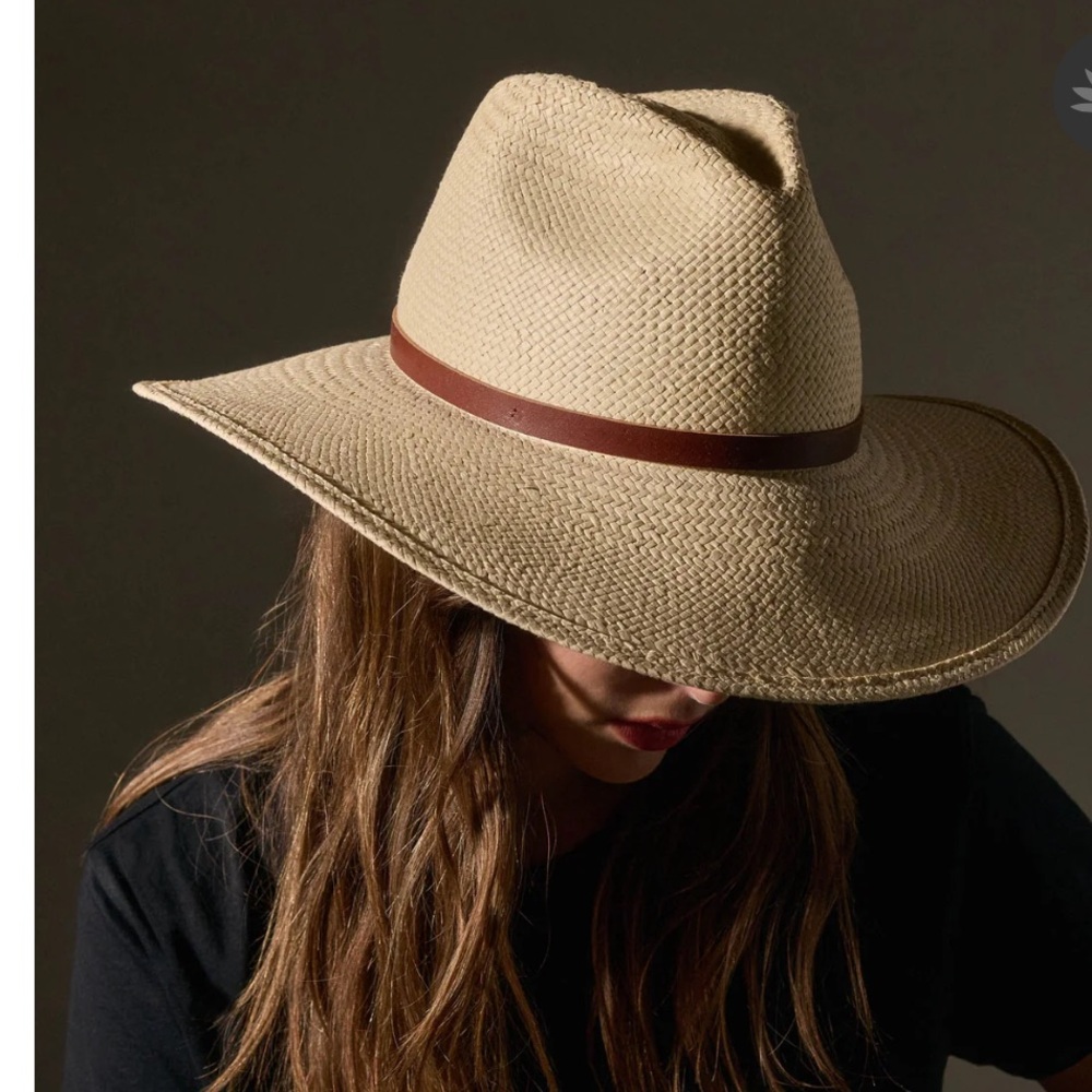 JANESSA LEONE JUDITH
$287 sz S  like new
COLOR: Natural S=22", 3 3/4” brim widt